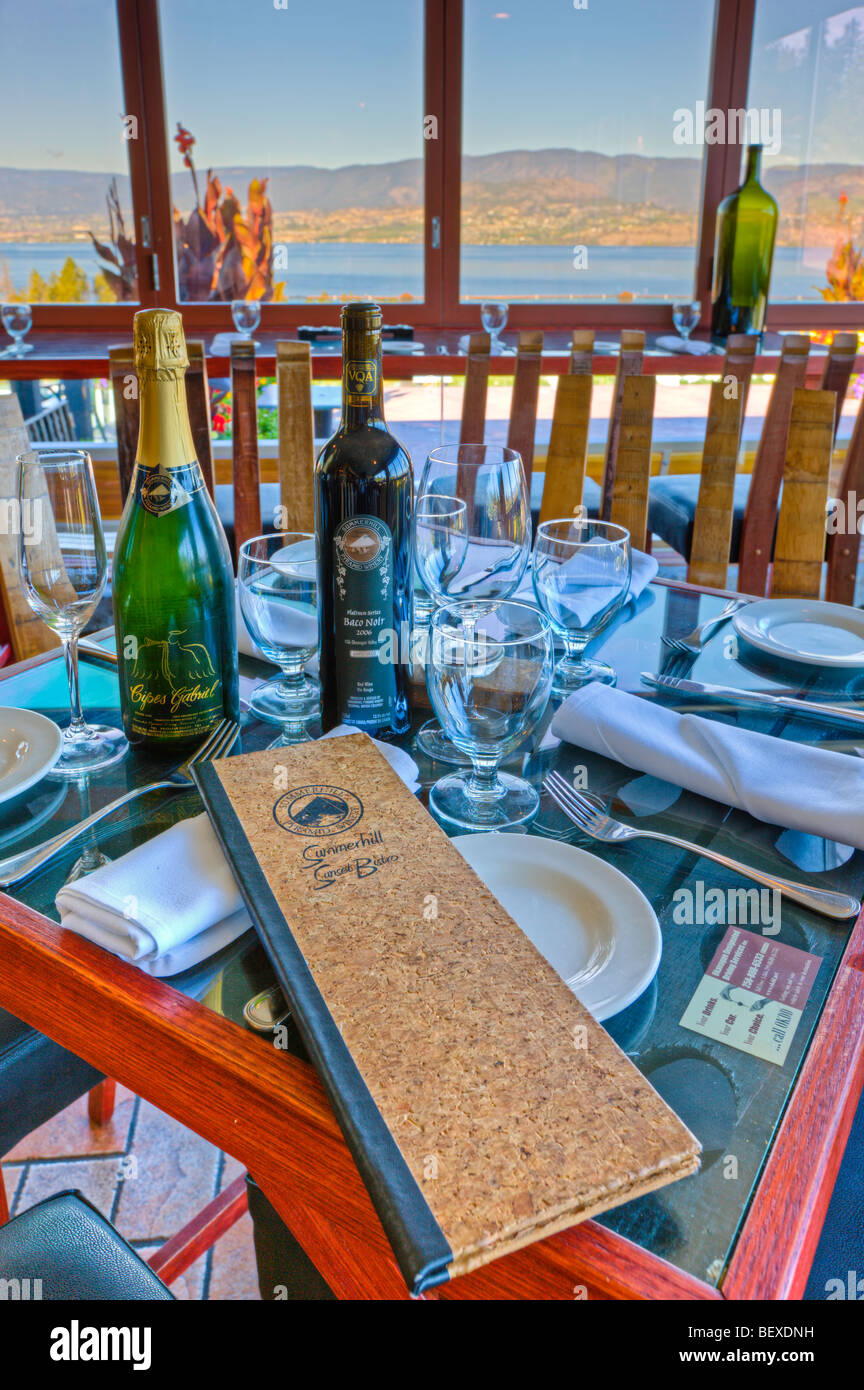 Réglage de la table au Sunset Bistro de l'organique Summerhill Pyramid Winery, un vignoble certifié biologique, Kelowna, Okanagan, Br Banque D'Images