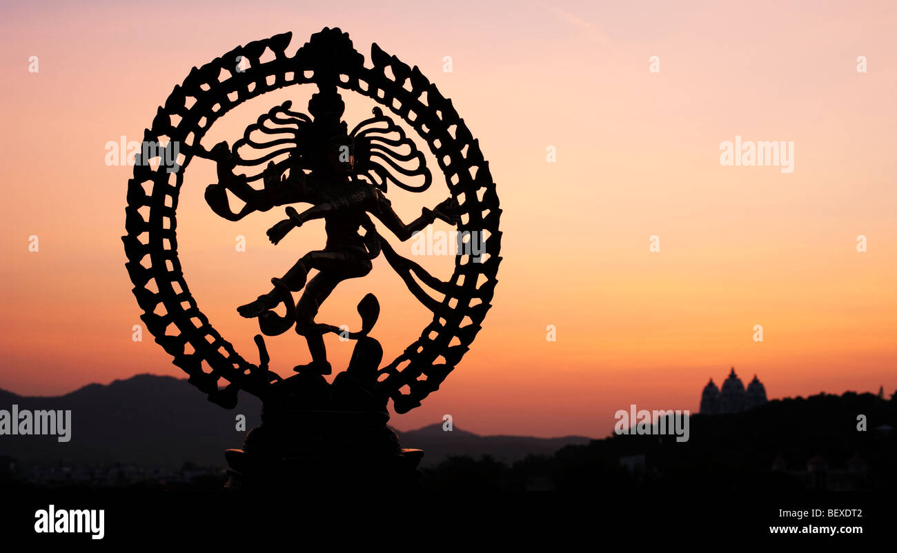 Seigneur dansant Shiva Nataraja, statue, silhouette contre un temple indien lever du soleil fond. L'Inde Banque D'Images