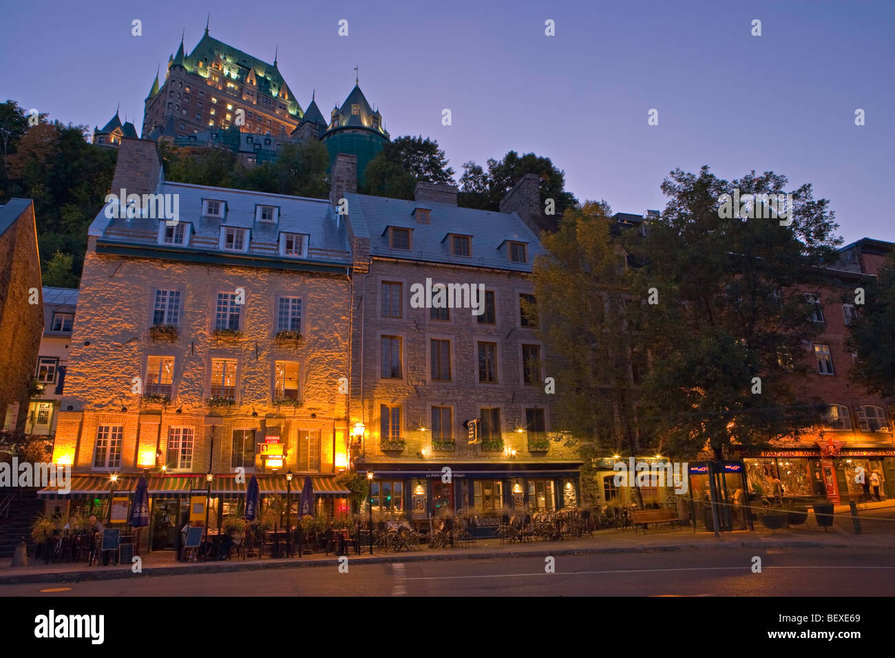 L'hôtel Fairmont Le Château Frontenac vu à l'heure bleue le long du Boulevard Champlain dans le Vieux Québec, ville de Québec, Québec, Canada. Unesco Banque D'Images