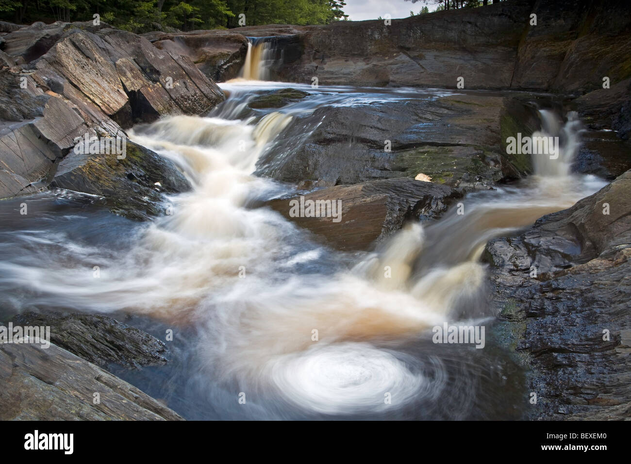 Mill Falls le long de la rivière Mersey dans le Parc National et Lieu Historique National du Canada Kejimkujik, route panoramique, le HIG Banque D'Images