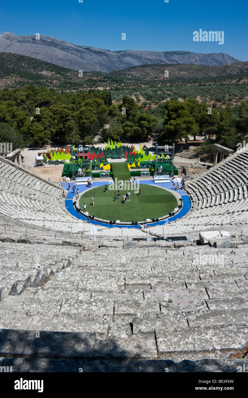 Vue du théâtre à Epidaure pendant la saison du festival. Banque D'Images