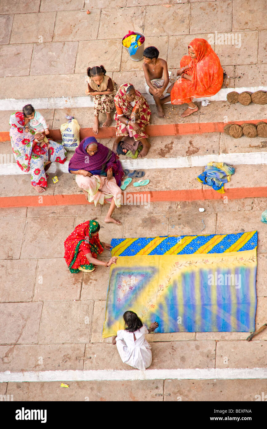 La vie dans le ghat de Varanasi, Uttar Pradesh, Inde. Banque D'Images