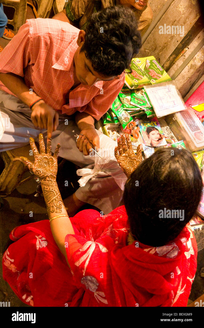 Woman making tatouage, Old Delhi, Inde Banque D'Images