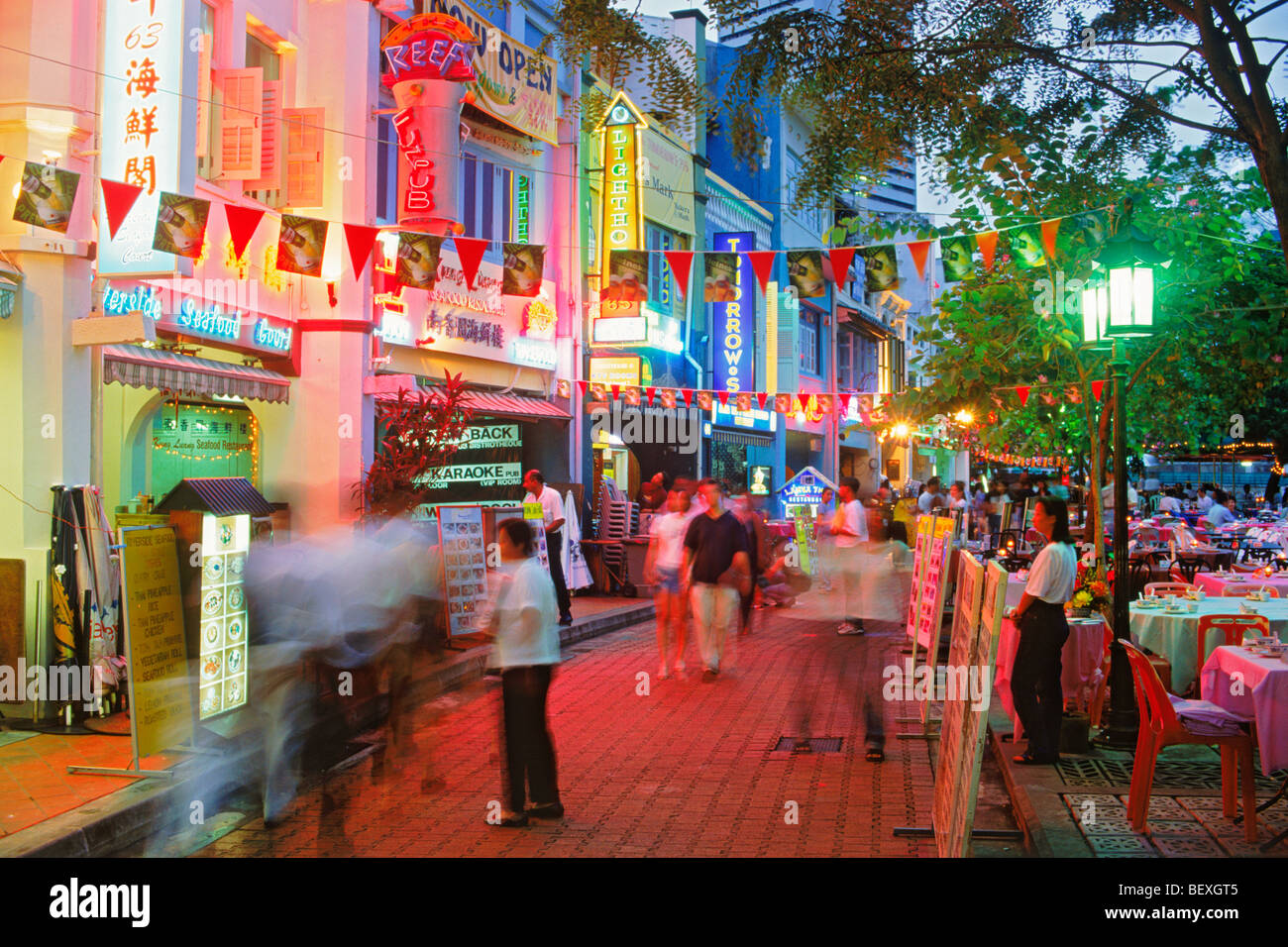 Bars et restaurants de fruits de mer quai sur la rivière Singapour avec lamplights et tables de nuit Banque D'Images