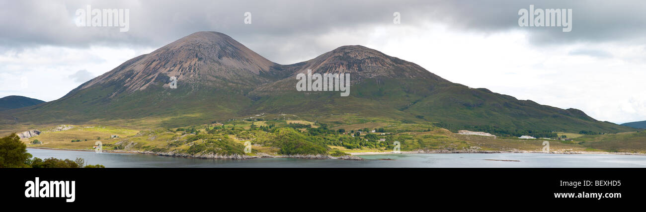 Vue sur le Loch Slapin vers Beinn Dearg Bheag et Beinn Dearg Mhor sur l'île de Skye Banque D'Images