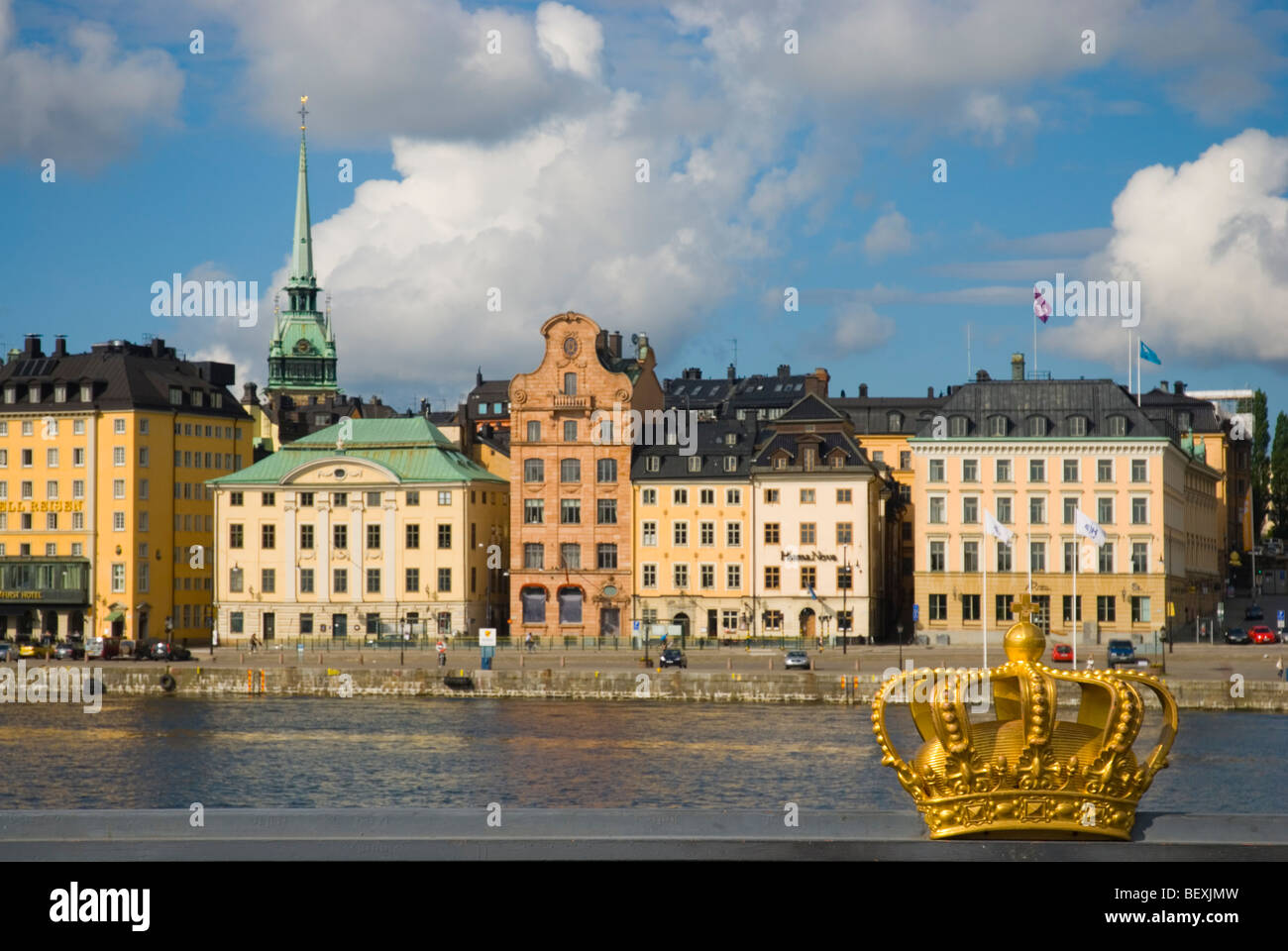 La couronne sur Skeppsholmsbron bridge in Stockholm Suède Europe Banque D'Images