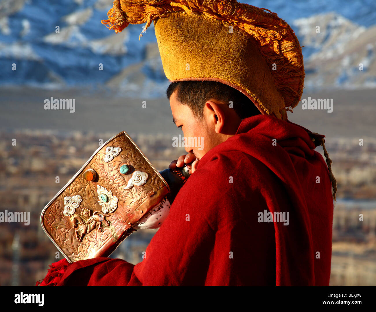 Thiksey Gompa de moines au Ladakh, Inde saluent le jour nouveau. Banque D'Images