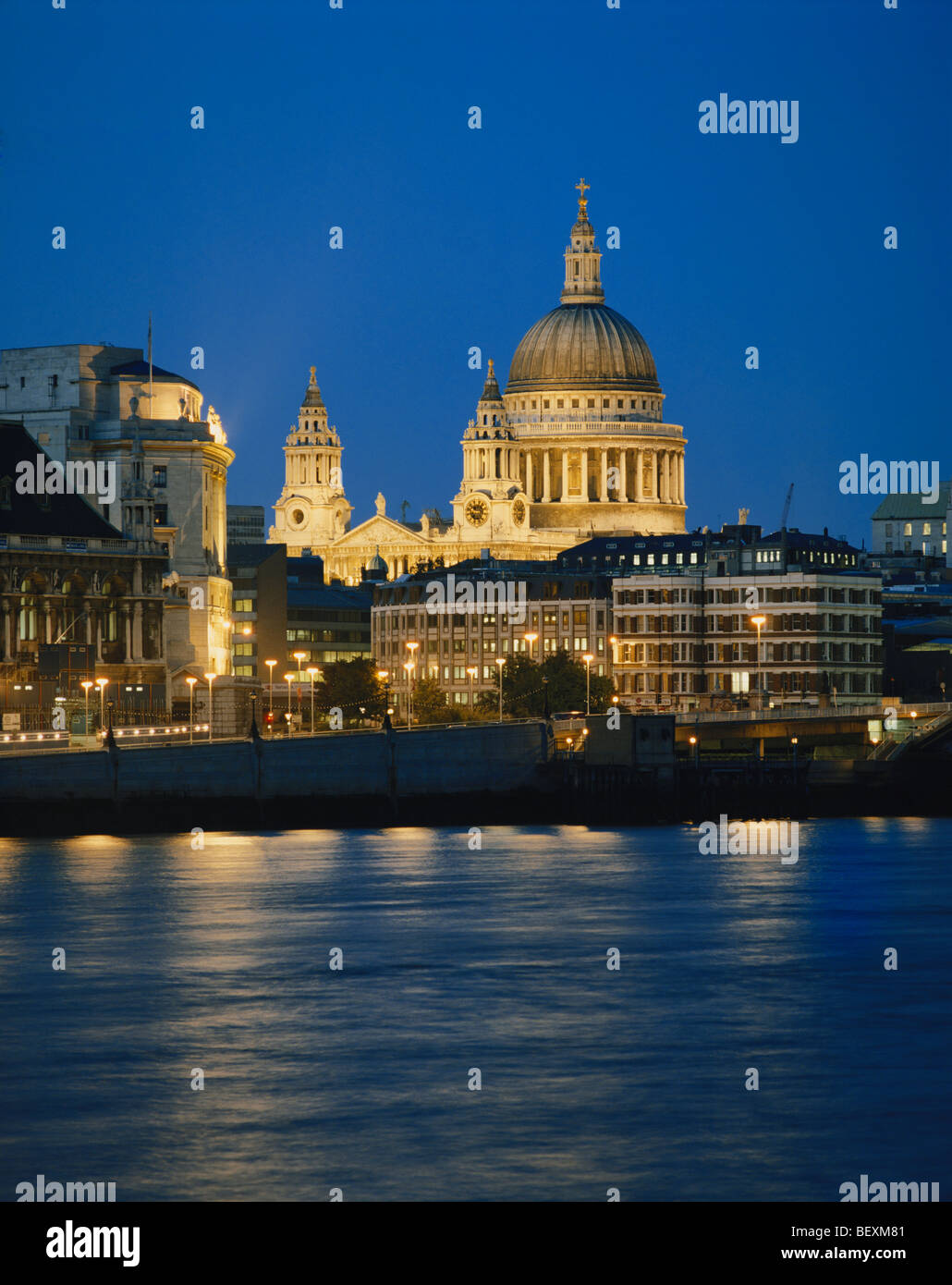 La Cathédrale de St Paul, vu sur la Tamise de nuit, Londres, Grande-Bretagne, FR, UK Banque D'Images