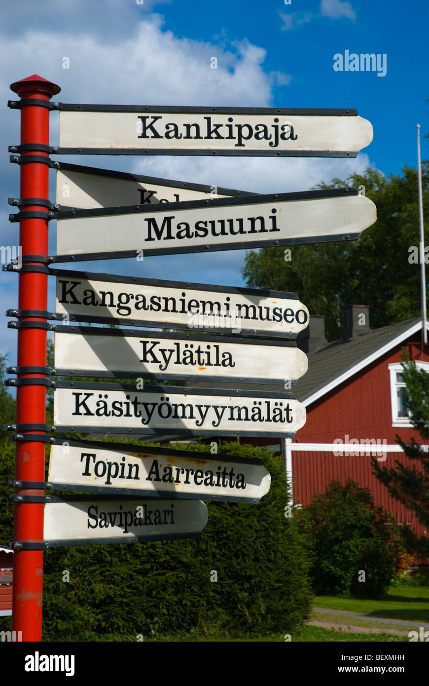 Signes à l'Leinerperi Ruukki iron works heritage village dans l'ouest de la Finlande l'Europe Banque D'Images