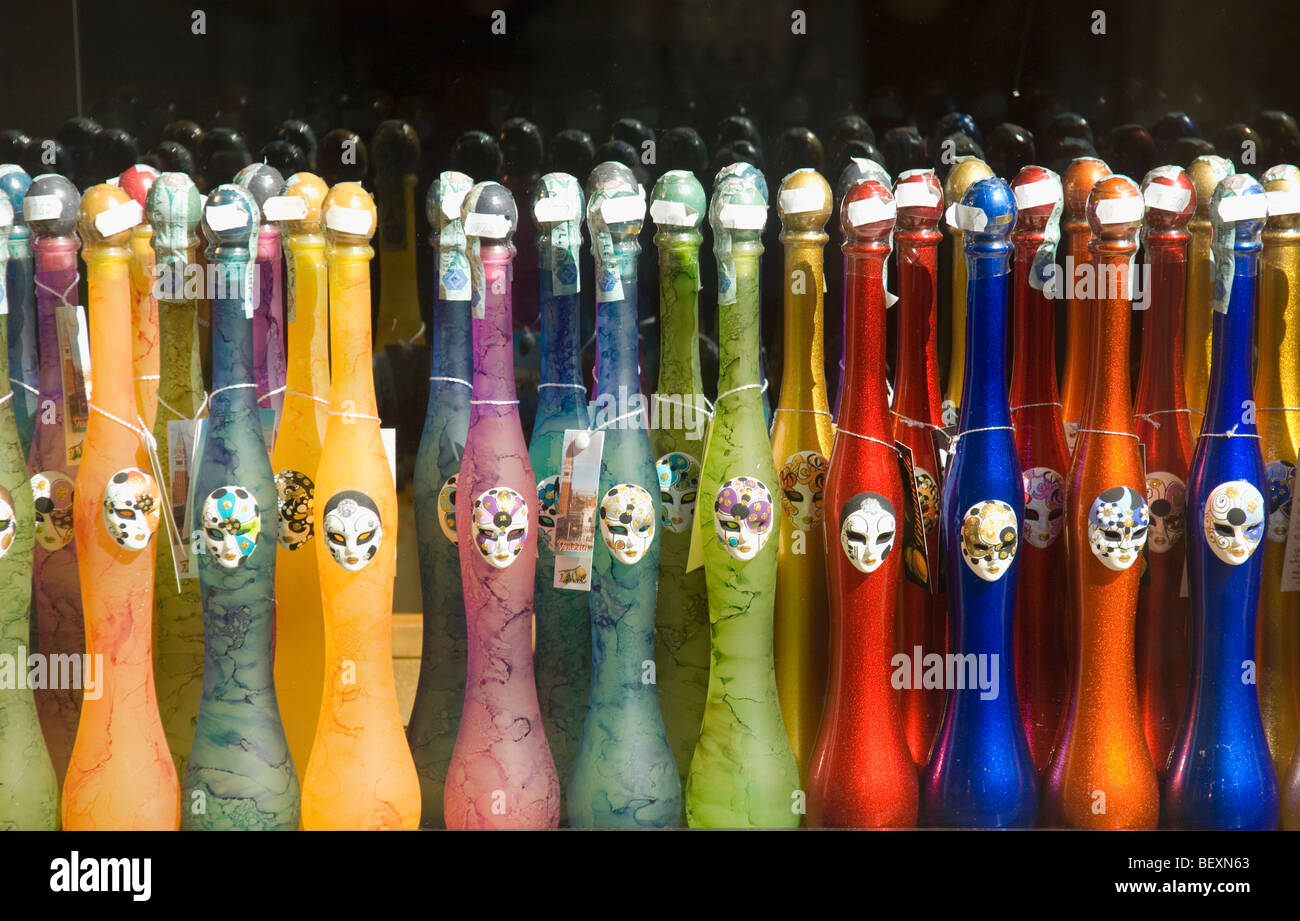 Des rangées de bouteilles de liqueur Limoncello multicolores Banque D'Images