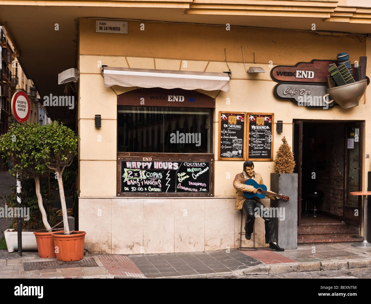 La taille de modèle de vie Elvis Presley à l'extérieur le week-end Cafe Bar, la Plaza de la Merced, Malaga, Espagne Banque D'Images