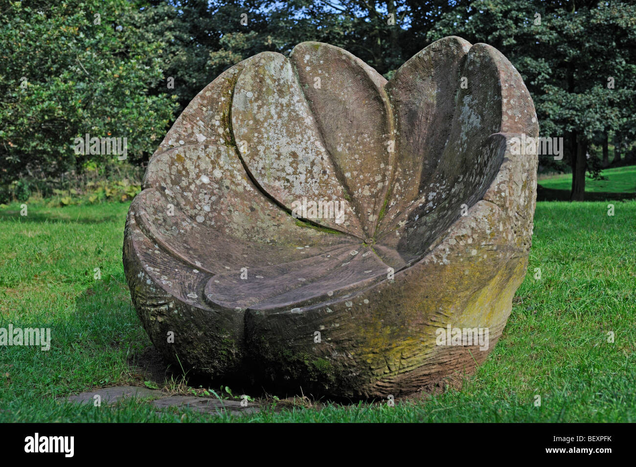 'Primrose' Pierre , sculpture extérieure par Joss Smith . Près de l'usine Bongate , dans Appleby Westmorland , Lozère , Angleterre , Royaume-Uni Banque D'Images