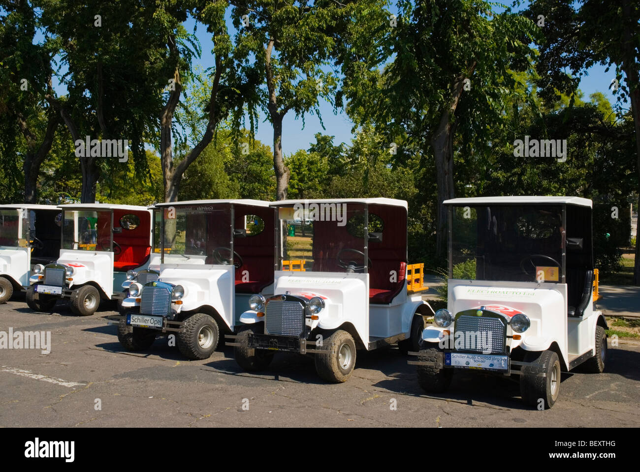 Location de voiturettes sur Margaret Island waterfront Budapest Hongrie Europe Banque D'Images