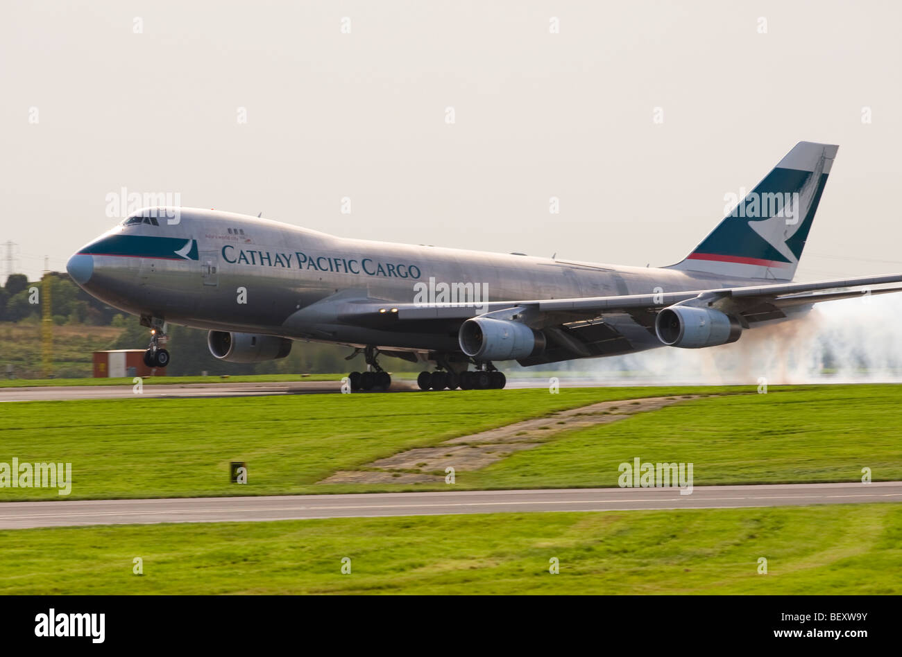 Cathay Pacific Cargo avion Boeing 747-400 Freighter B-HUP vers le bas sur la piste à l'Aéroport International de Manchester en Angleterre Banque D'Images