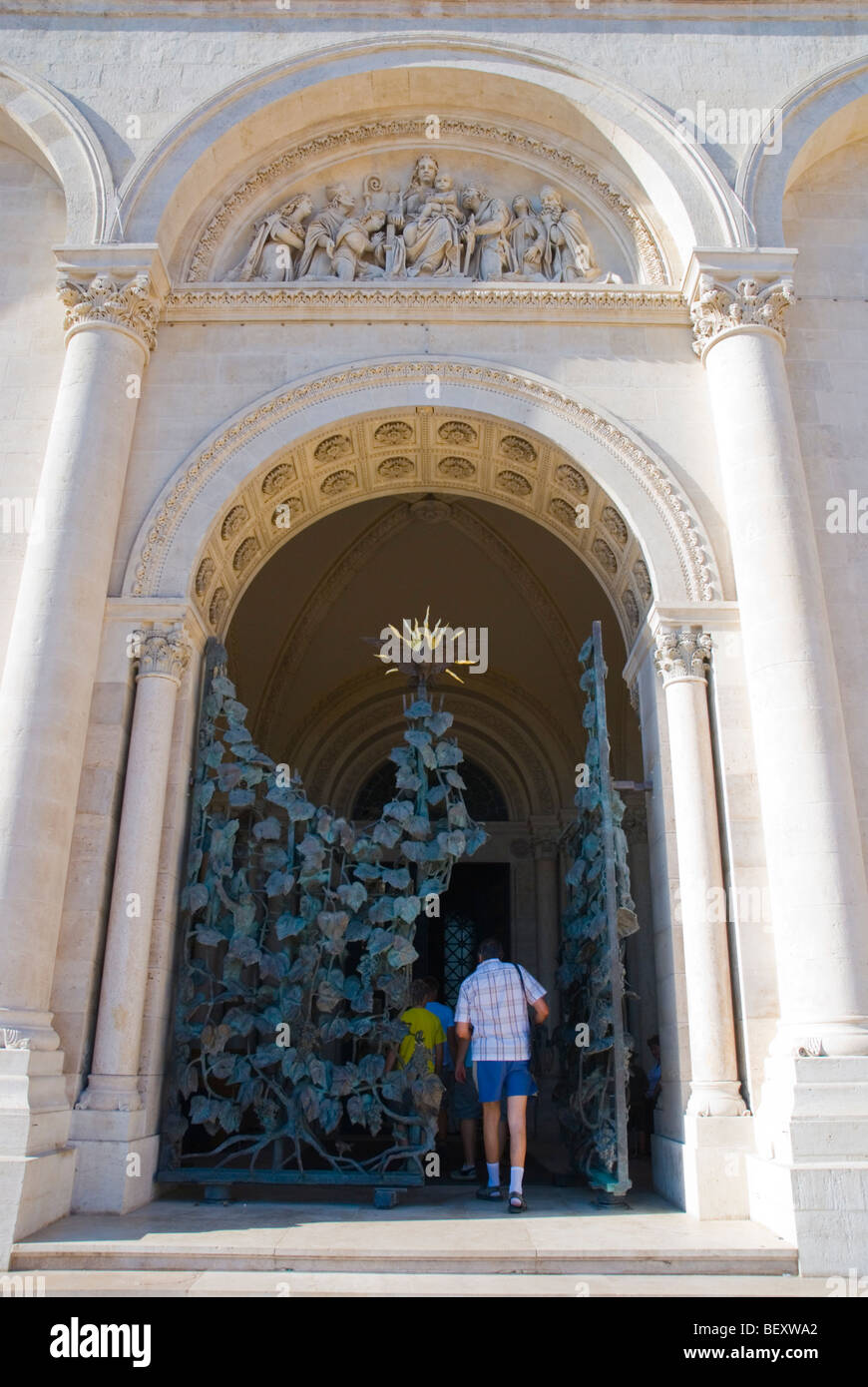 Porte à Peter Szent Bazilika la Basilique St Pierre à Pecs Hongrie Europe Banque D'Images