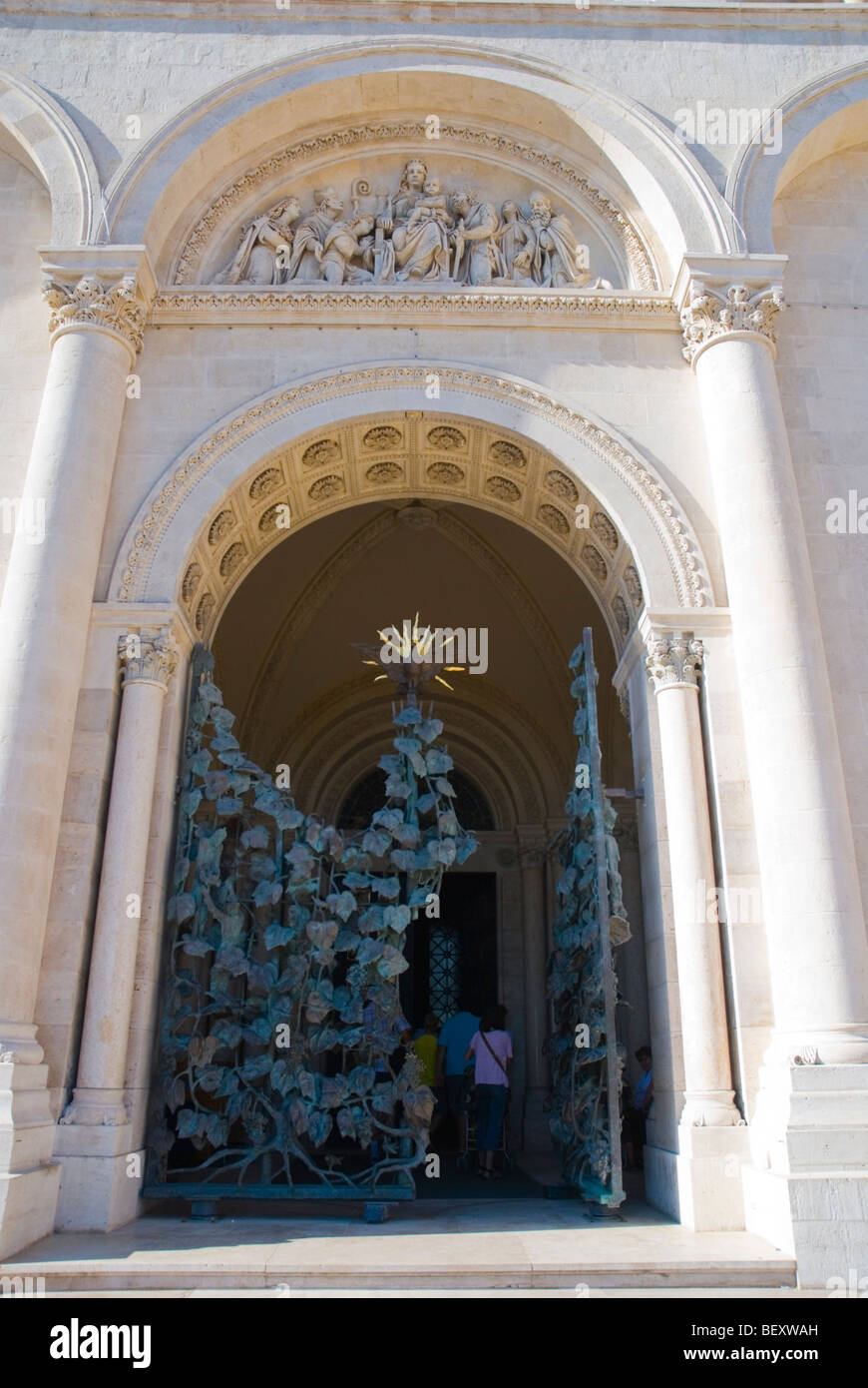 Porte à Peter Szent Bazilika la Basilique St Pierre à Pecs Hongrie Europe Banque D'Images