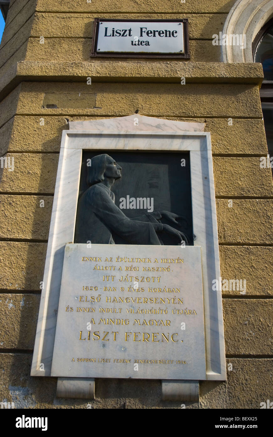 Signer et street dédiée à Franz (Ferenc) Lizst le compositeur à Sopron Hongrie Europe Banque D'Images