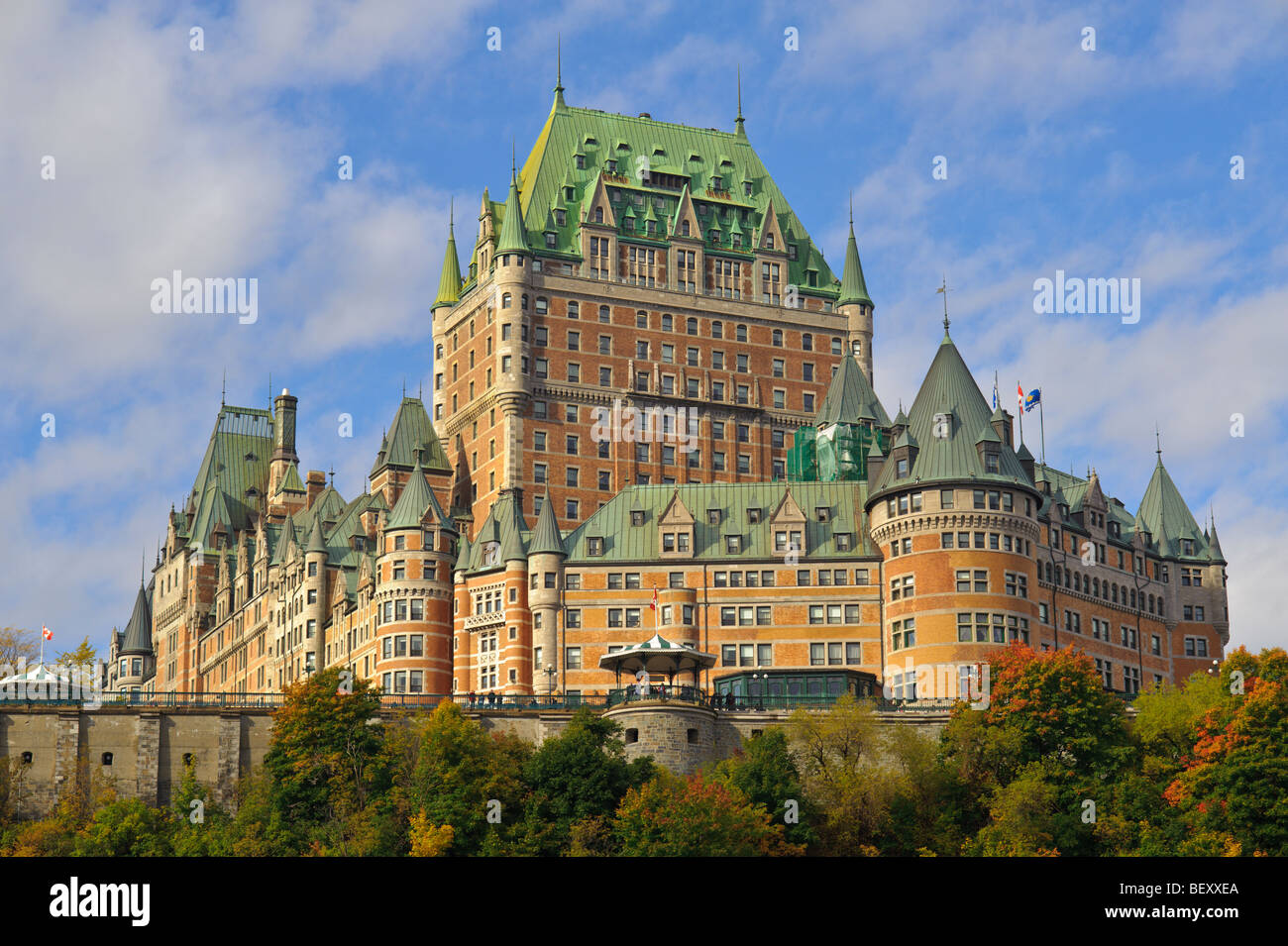 Chateau Frontenac en automne rougeoyant soleil avec ciel bleu à Québec Canada Banque D'Images