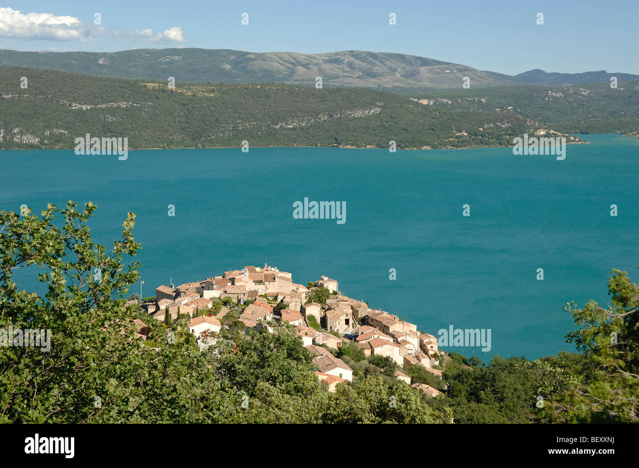 Vue panoramique sur le village provençal de Sainte Croix du Verdon et le lac ou le lac de Sainte Croix Lac Alpes-de-haute-Provence France Banque D'Images