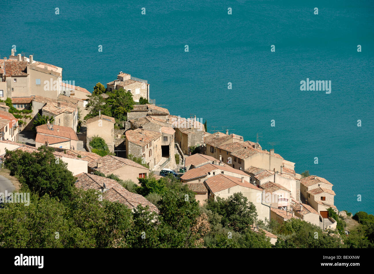 Vue sur le village provençal de Sainte Croix du Verdon et le Lac de Sainte Croix ou d'un lac Alpes-de-Haute-Provence Banque D'Images