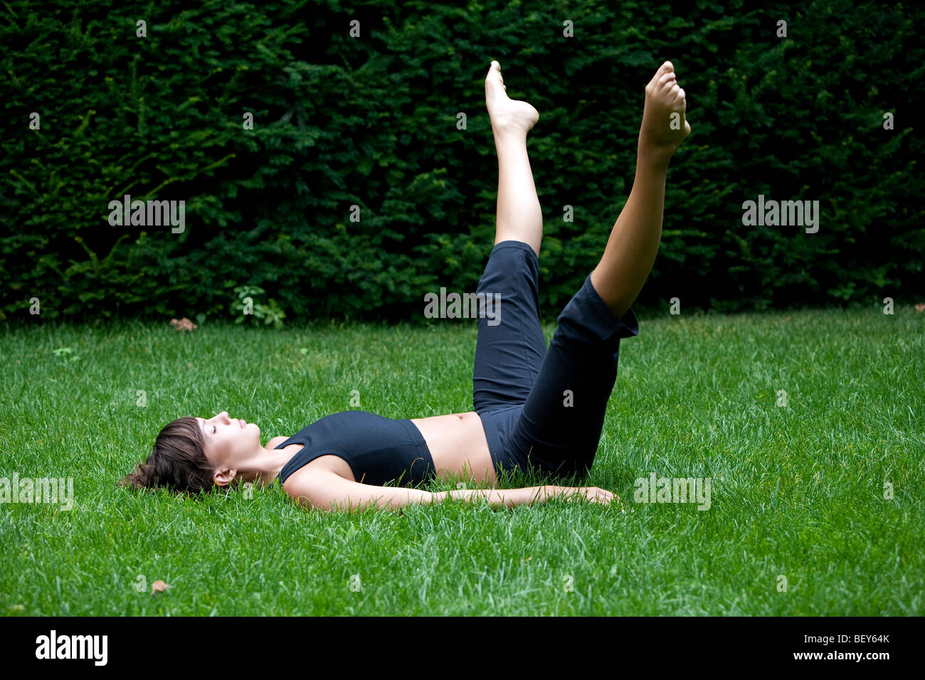 Young woman stretching Banque D'Images