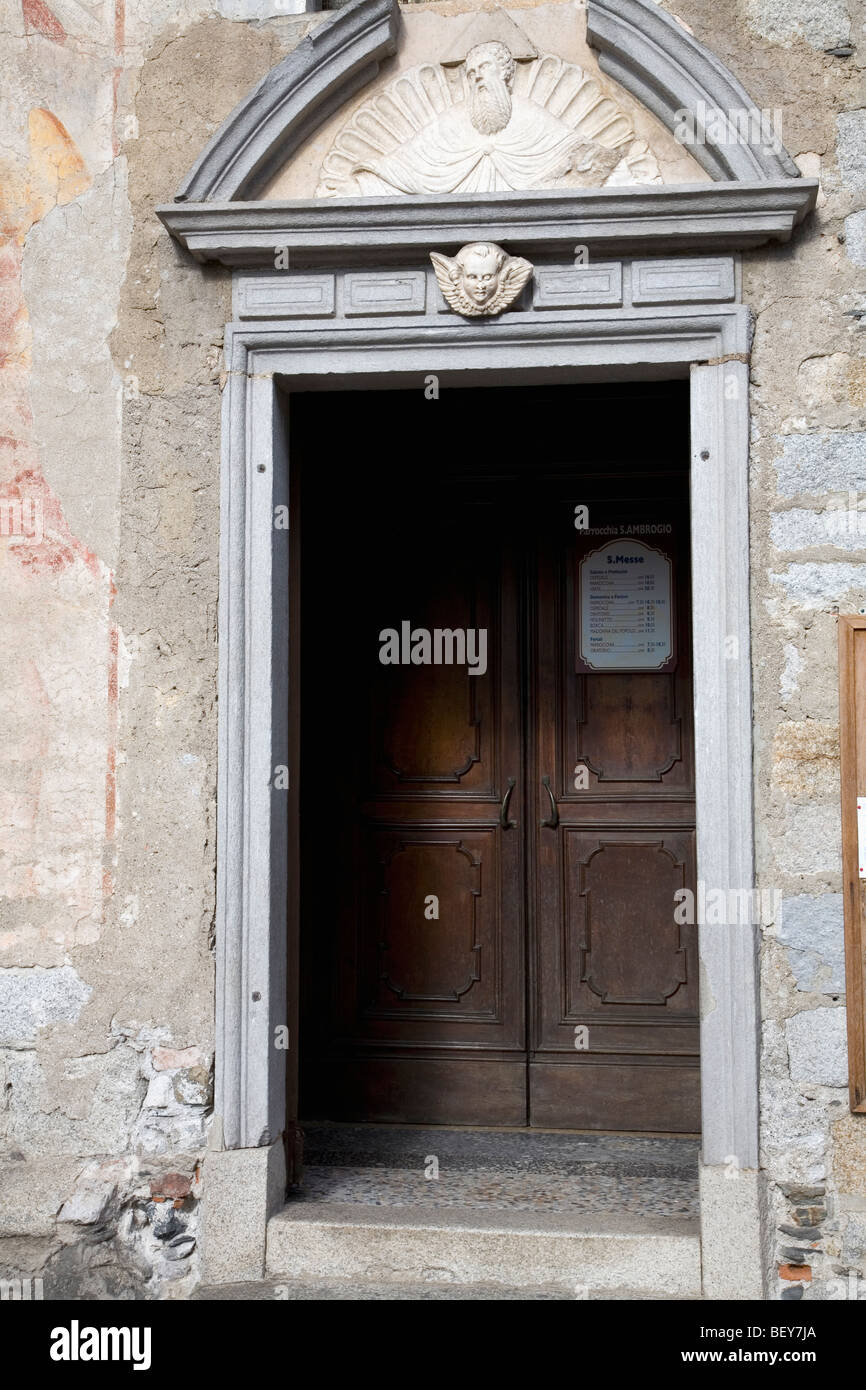 Une porte de l'Église couronnée d'ornements, simple et élégant entrevu lors d'une promenade dans un matin d'automne à Omegna Banque D'Images