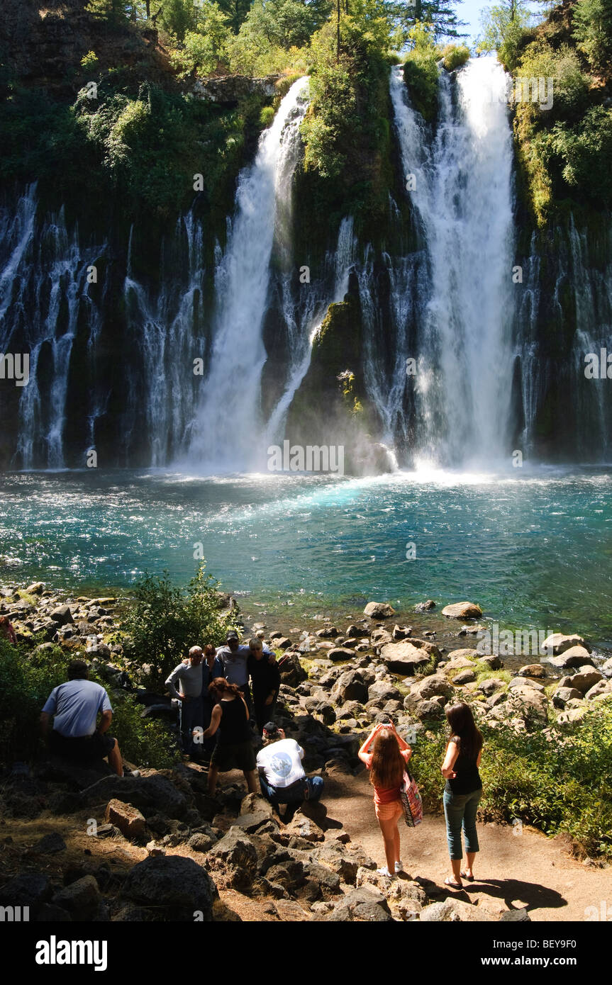 Visiteurs au McArthur Burney Falls Memorial State Park, Californie. Banque D'Images