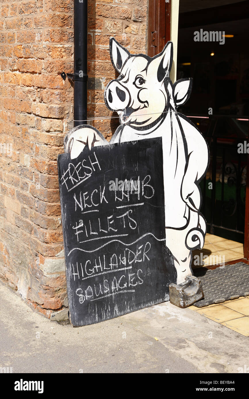 La boutique sign bouchers proposant des cou d'agneau et saucisses Filets Highland Banque D'Images