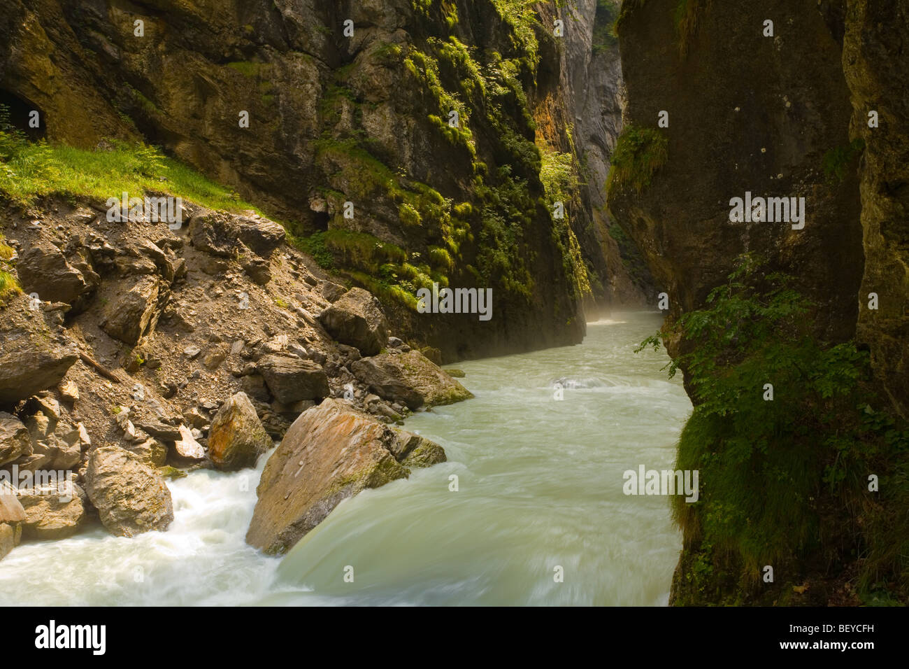 Rivière déchaînée à gorge aareschlucht, Suisse Banque D'Images