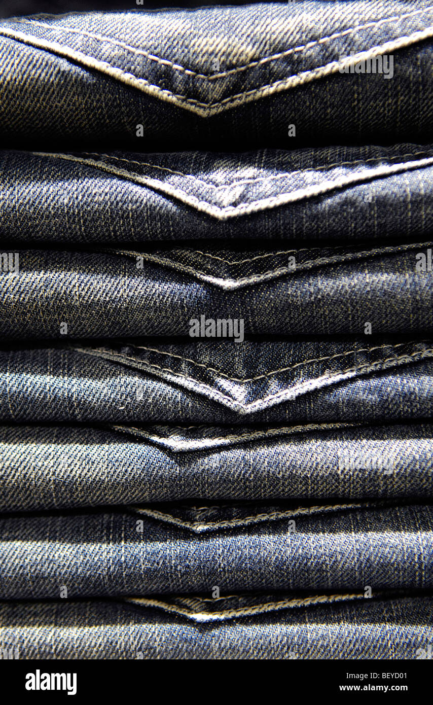 Une pile de jeans plié sur l'étagère d'un magasin de vêtements pour homme  Photo Stock - Alamy