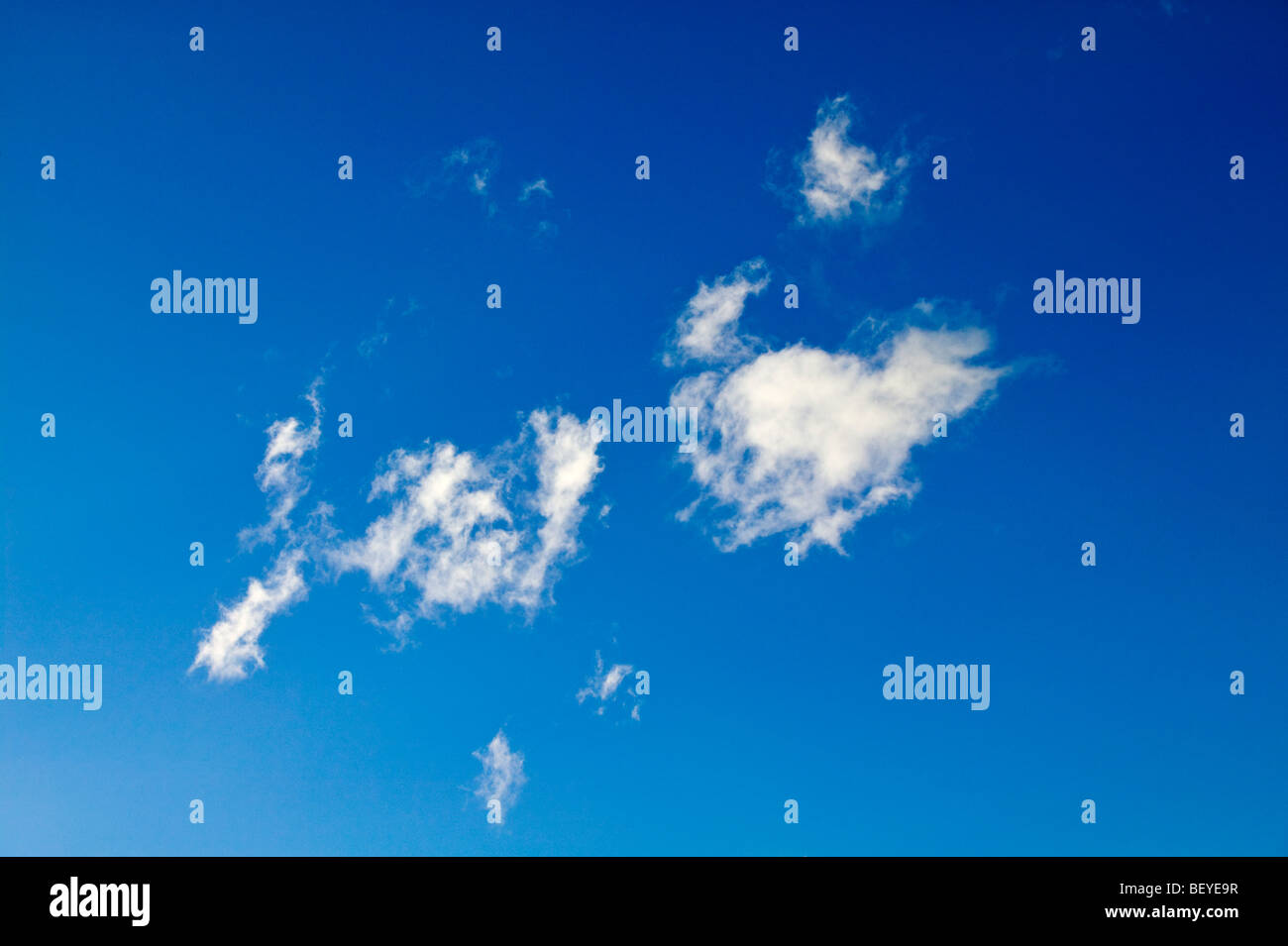 Filandreux nuages dans un ciel bleu au Colorado Banque D'Images