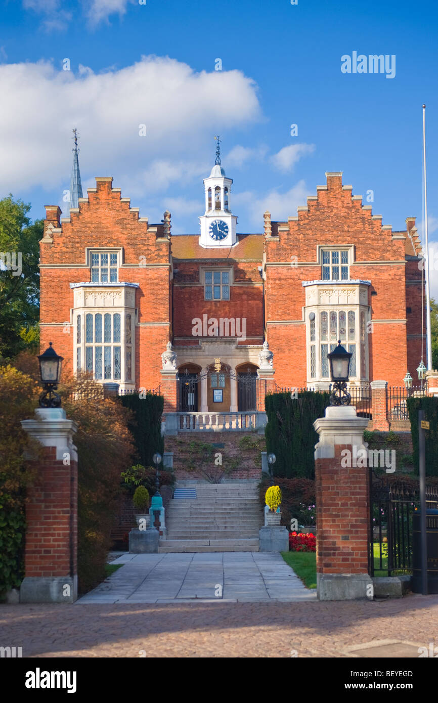 Harrow on the Hill Harrow School, détails de la vieille école et les marches de la maison d'embarquement Druries avec ciel bleu et nuages Banque D'Images