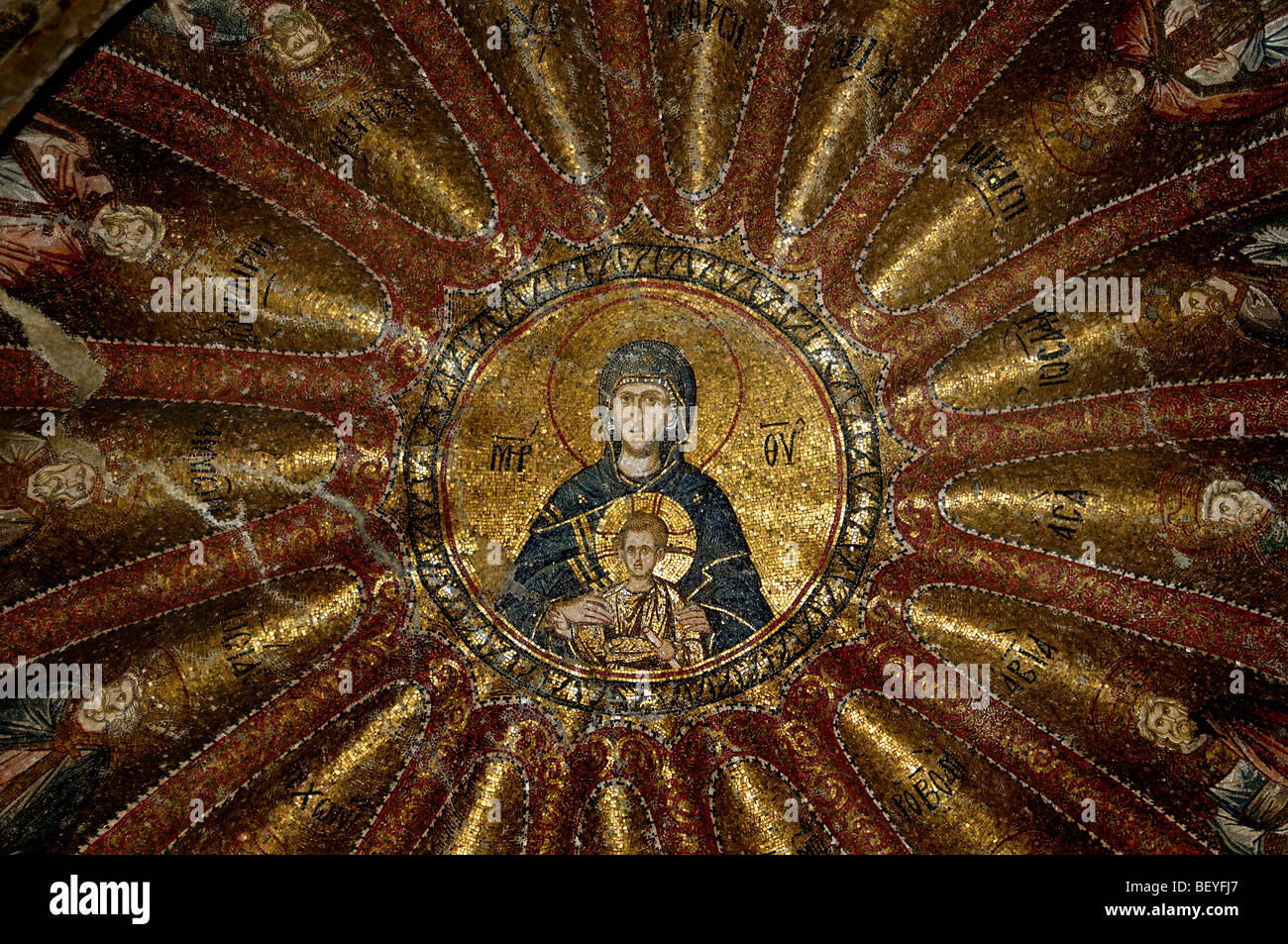 Église Chora du XIVe siècle (mosquée Kariye) à Istanbul, Turquie, avec la Vierge Marie (Theotokos) et le Christ enfant entourés d'anges. Banque D'Images