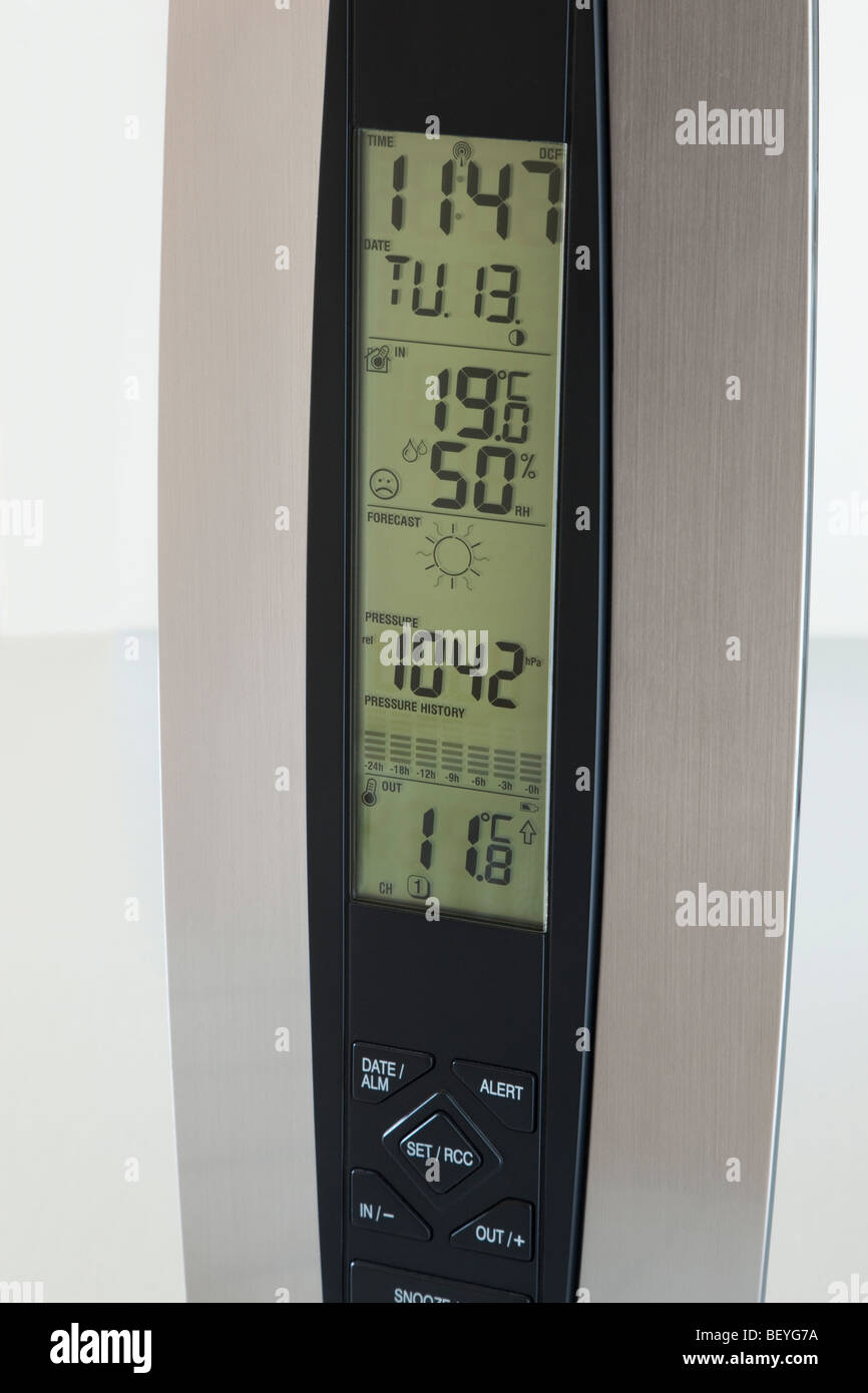 Station météo électronique numérique d'intérieur avec date, heure,  température, humidité, pression atmosphérique prévisions et ensoleillée. UK  Photo Stock - Alamy