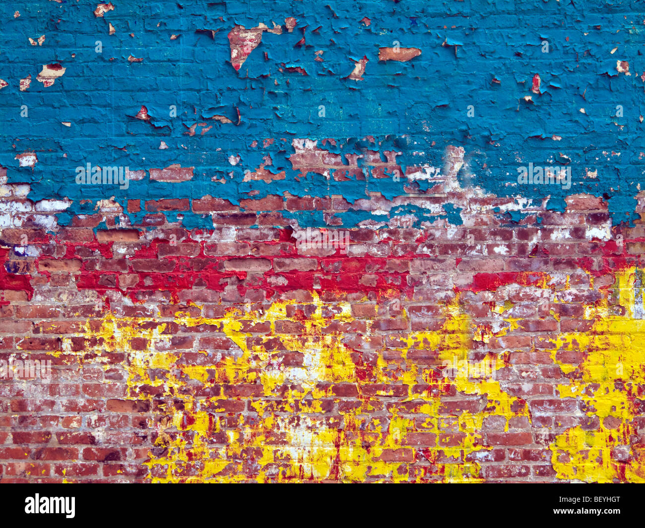 Mur de brique qui s'est détériorée et la peinture a écaillé Banque D'Images