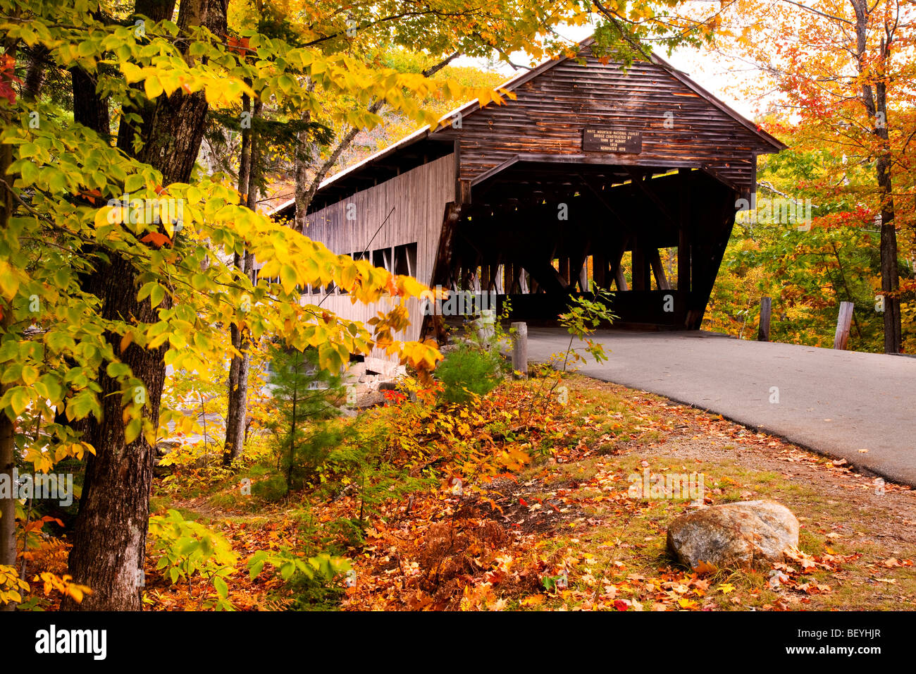 À l'automne pont couvert d'Albany Albany, New Hampshire, USA Banque D'Images