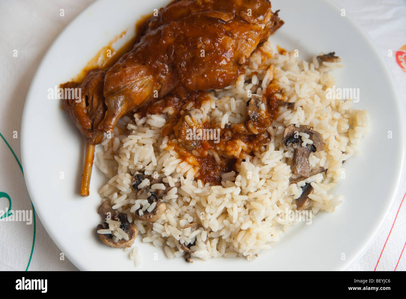 La nourriture de restaurant Platanos à Assos locales primées de Céphalonie - lièvre sauvage locale braisé avec le risotto aux champignons Banque D'Images