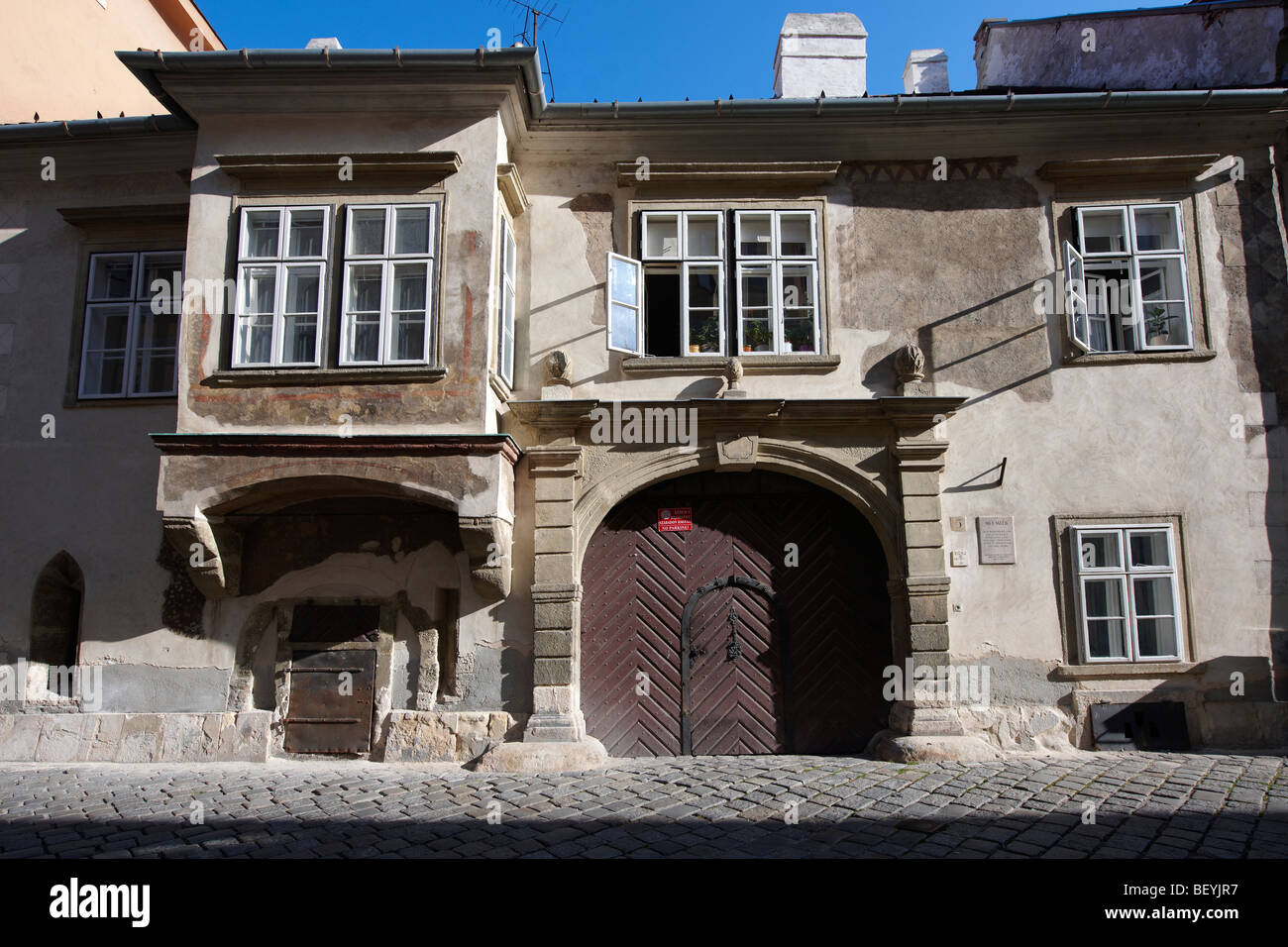 17e siècle 16e siècle maison de ville avec balcon fermé et 14e siècle rez-de-chaussée fenêtres- Sopron, Hongrie Banque D'Images
