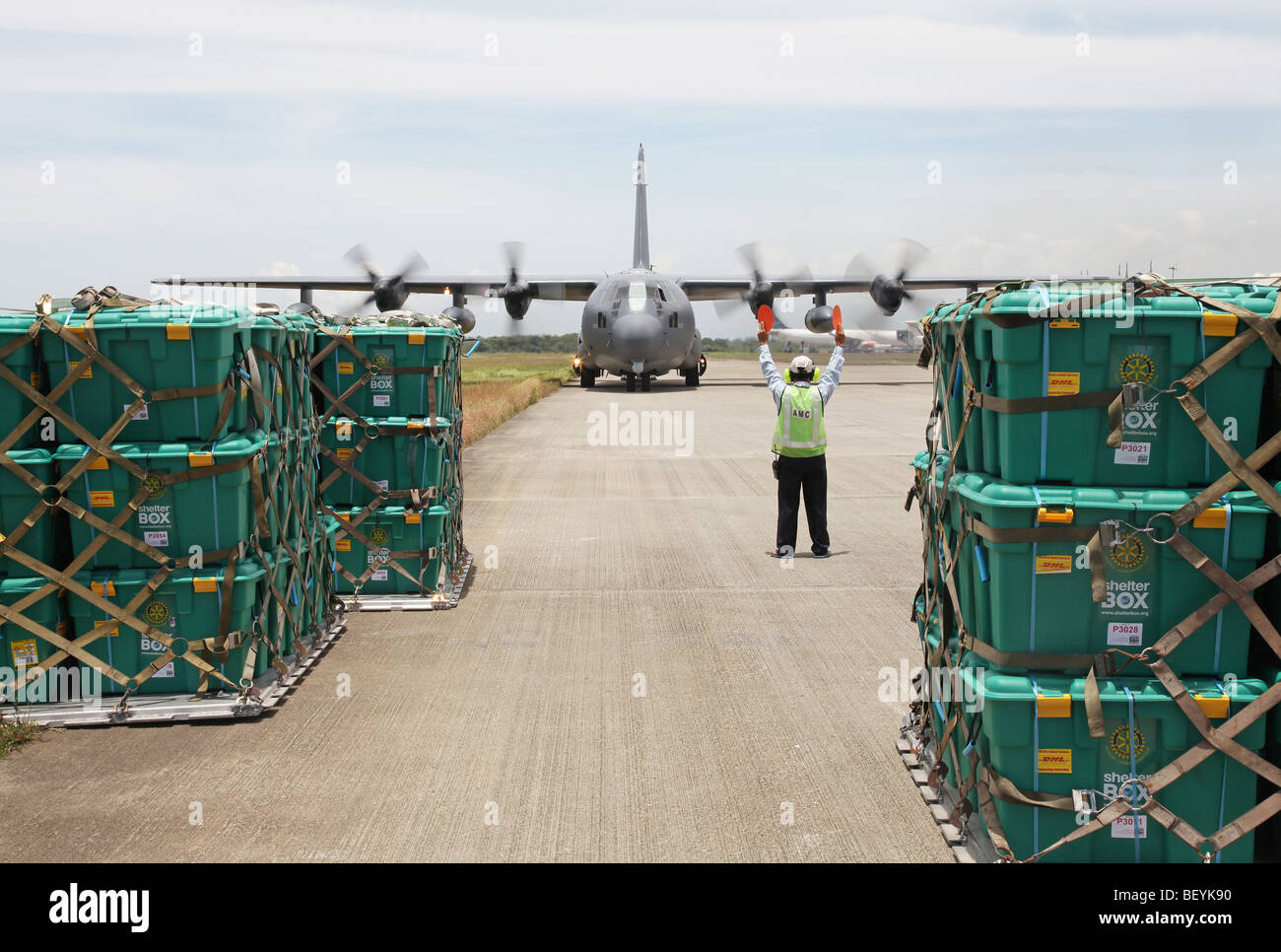 Royal Australian Air Force livrer de l'aide post-séisme dans la forme de Shelterboxes à Padang, à l'Ouest de Sumatra, en Indonésie. Banque D'Images