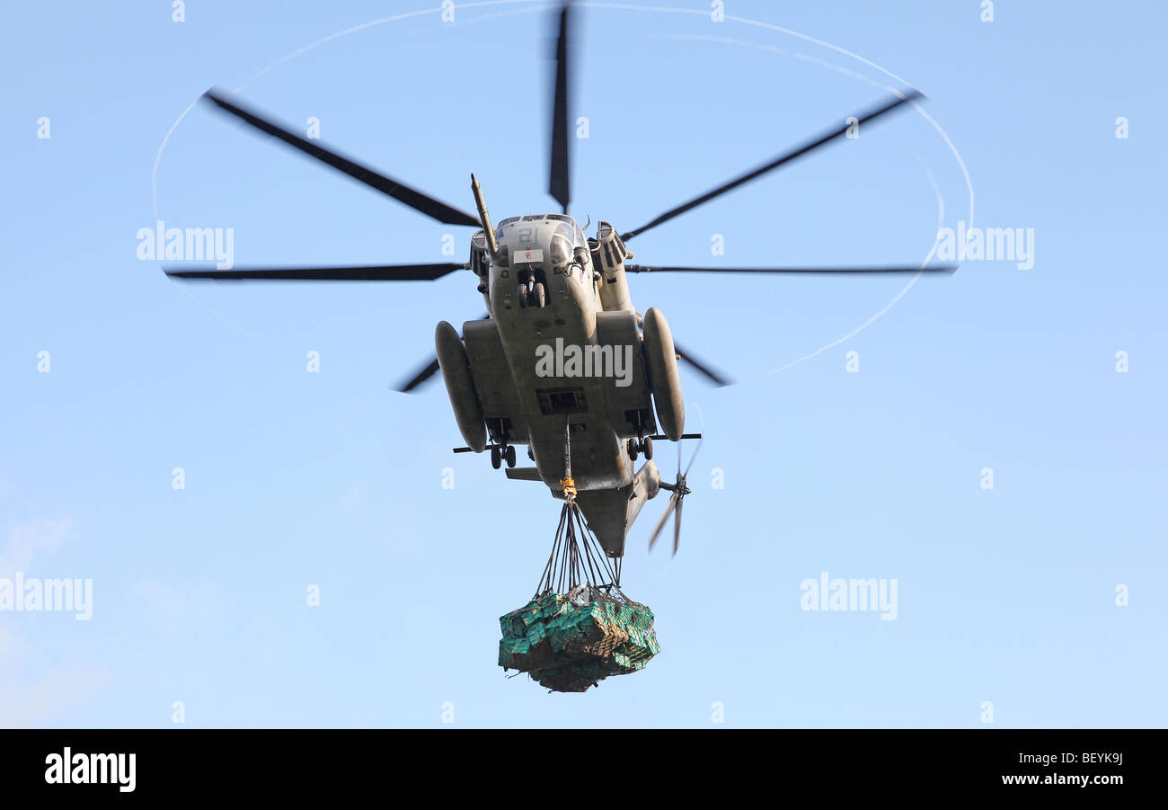 US Navy CH-53 sous-bandoulière avec ShelterBoxes, Hula Banda Banque D'Images