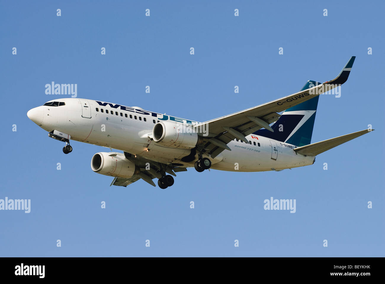 Un Boeing 737-700 de Westjet Airlines jet en approche finale pour l'atterrissage à l'Aéroport International de Vancouver . Banque D'Images