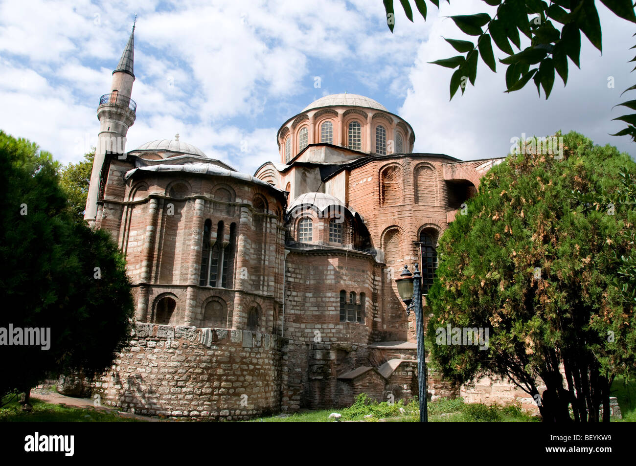 Église Chora (mosquée Kariye) présentant des briques byzantines, des dômes architecturaux et un minaret contre un ciel nuageux, Istanbul, Turquie Banque D'Images