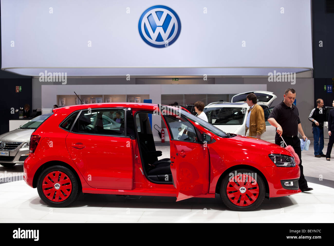 Un employé nettoie un Polo BlueMotion à un salon de la Volkswagen AG à Hambourg, Allemagne. Banque D'Images