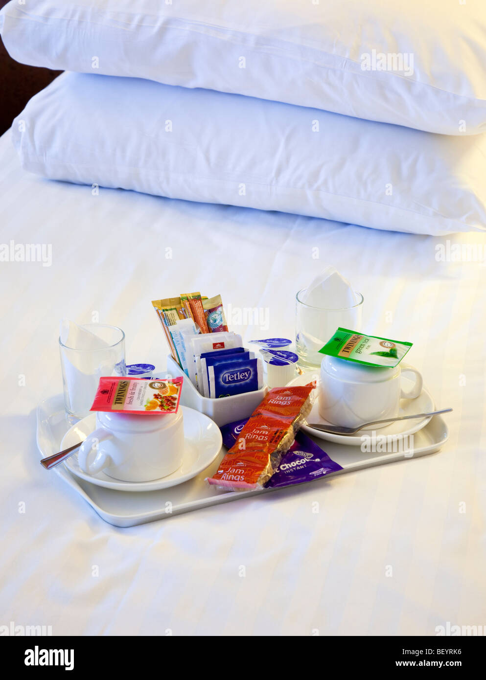Plateau thé et café sur une chambre d'hôtel bed Banque D'Images