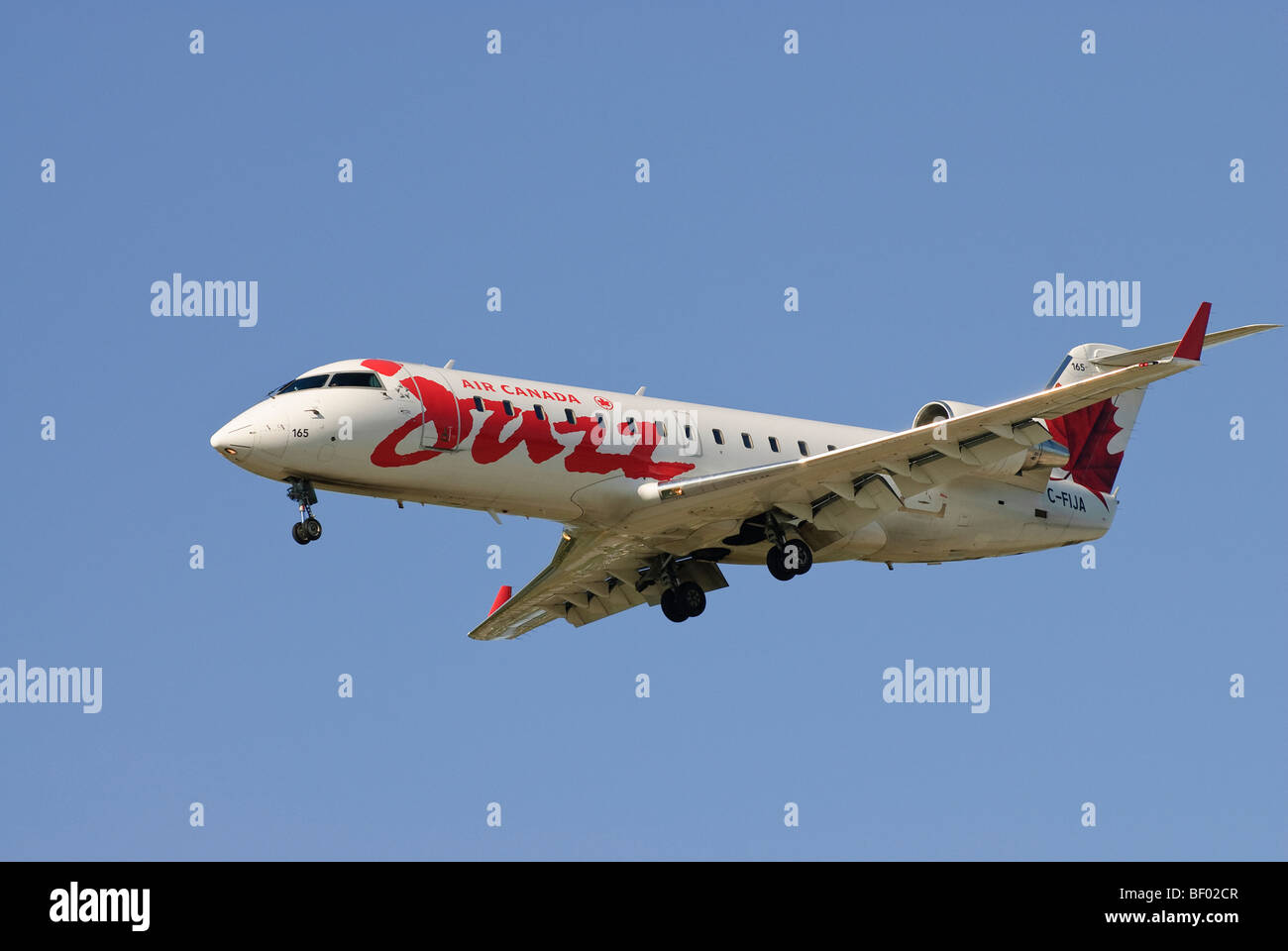 Un Air Canada Jazz CRJ 200 ER regional jet en approche finale pour l'atterrissage à l'Aéroport International de Vancouver (YVR). Banque D'Images