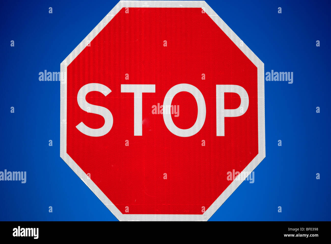 Signal d'avertissement rouge Stop à la barrière sans pilote Crossing Whittlesey Gare Poole Dorset England UK Banque D'Images