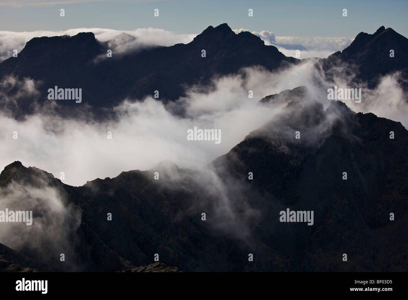 Les montagnes Cuillin enveloppé dans le cloud, île de Skye, Écosse Banque D'Images