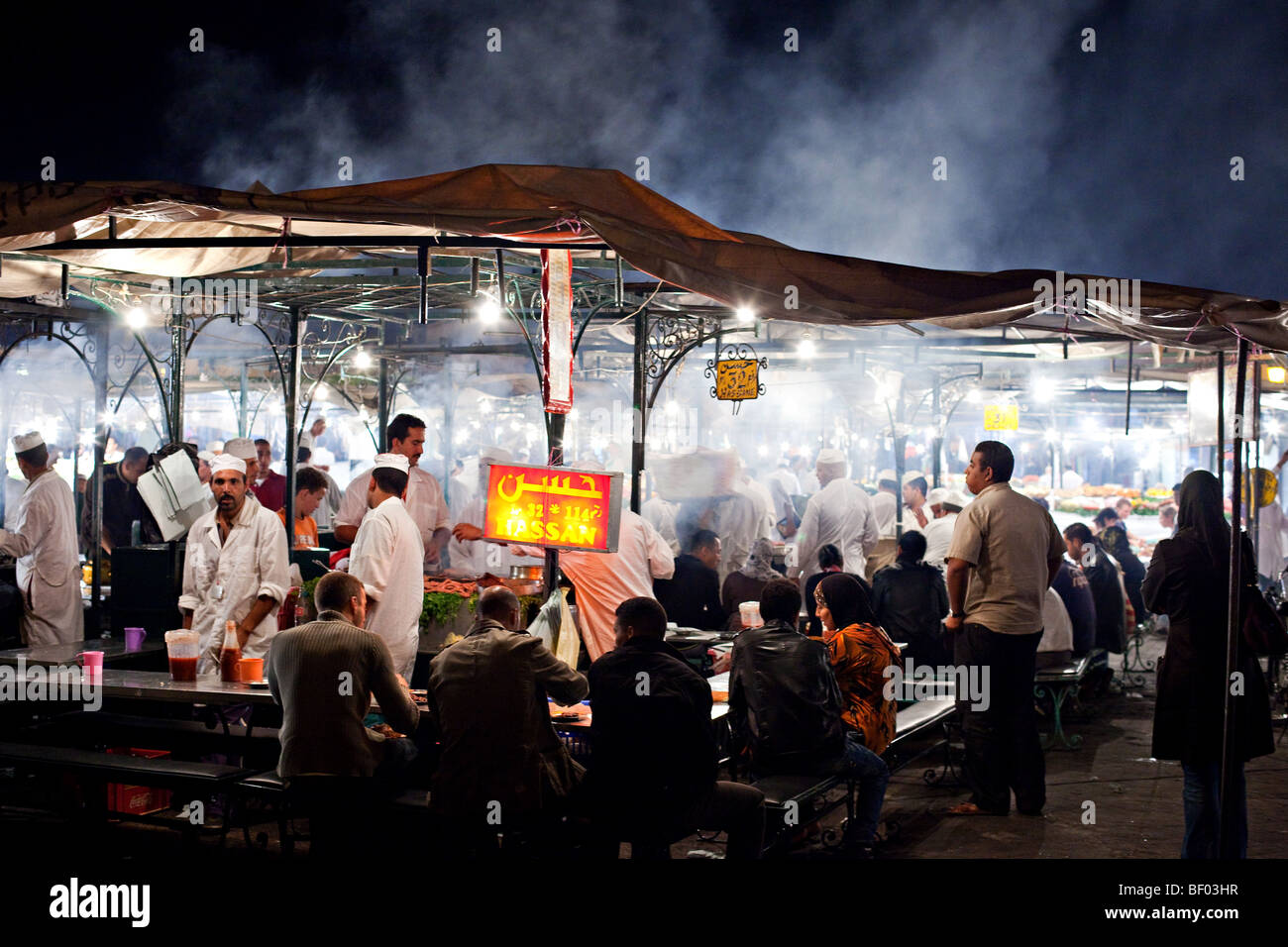 Les restaurants de la place Jemaa el Fna, la place principale de Marrakech, Maroc. Banque D'Images