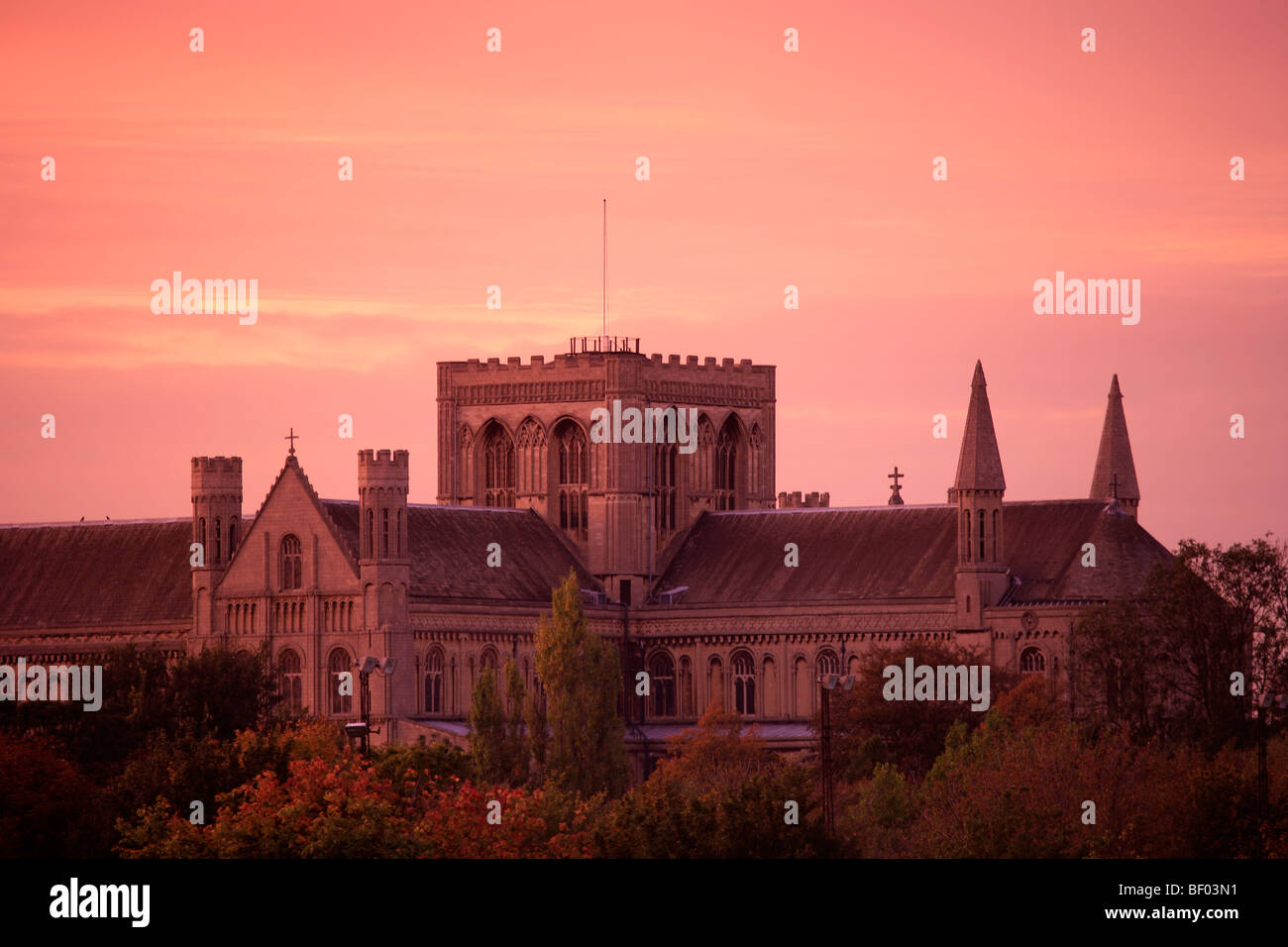 Paysage au coucher du soleil d'altitude du sud de la ville de Peterborough Cambridgeshire Cathédrale Cloître England UK Banque D'Images