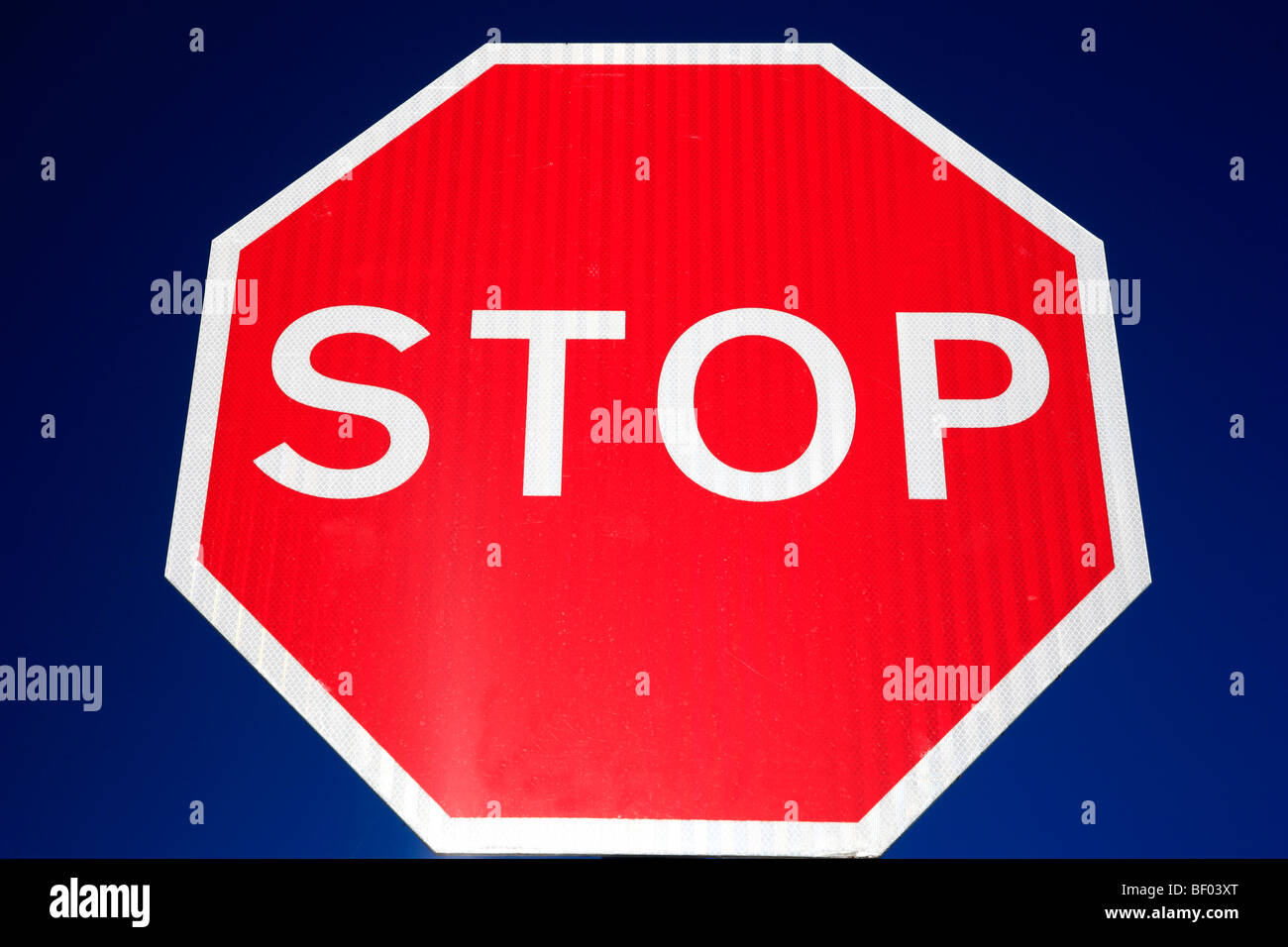 Signal d'avertissement rouge Stop à la barrière sans pilote Crossing Whittlesey Gare Poole Dorset England UK Banque D'Images